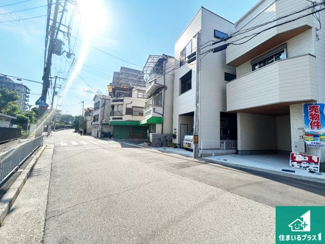 尼崎市武庫豊町　新築一戸建ての前面道路含む現地写真|周辺は閑静な住宅街！前面道路広々で車の出し入れも便利です。駐車が苦手な方でも安心して車庫入れできます！