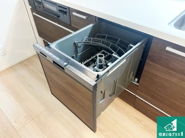 尼崎市武庫豊町　新築一戸建ての設備|食事後の一仕事、食器洗いをボタン一つでお任せできちゃいます！場所を取らないビルトイン式なので、お料理スペースもしっかり確保！