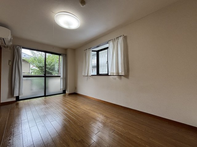 スカイパークの洋室|角部屋で出窓もあり明るい室内