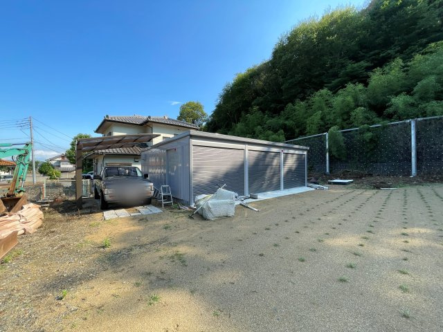 中古戸建・中古住宅　足利市本城1丁目　けやき小学校・第二中学校の駐車場|ガレージ3台分+カーポート1台分！