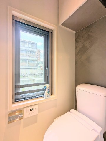 葛飾区新小岩２丁目の戸建のトイレ|～1階 吊戸棚付きのトイレ写真～ 消耗品等の収納が可能で便利です！