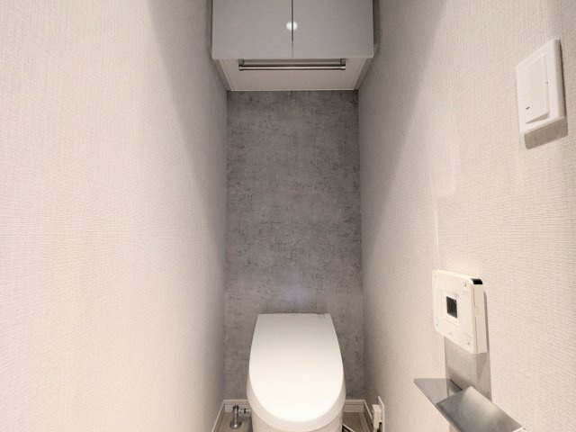 葛飾区新小岩２丁目の戸建のトイレ|～2階 吊戸棚付きのトイレ写真～ 消耗品等の収納が可能で便利です！