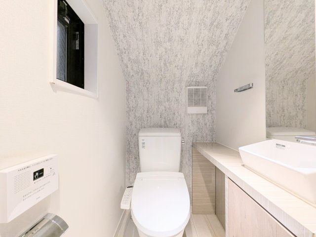 葛飾区新小岩２丁目の戸建のトイレ|～3階 手洗器付きのトイレ写真～