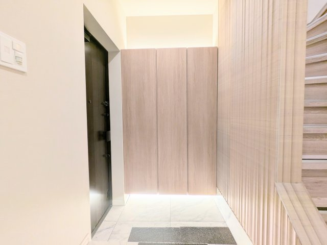 葛飾区新小岩２丁目の戸建の玄関|～収納付き玄関写真～