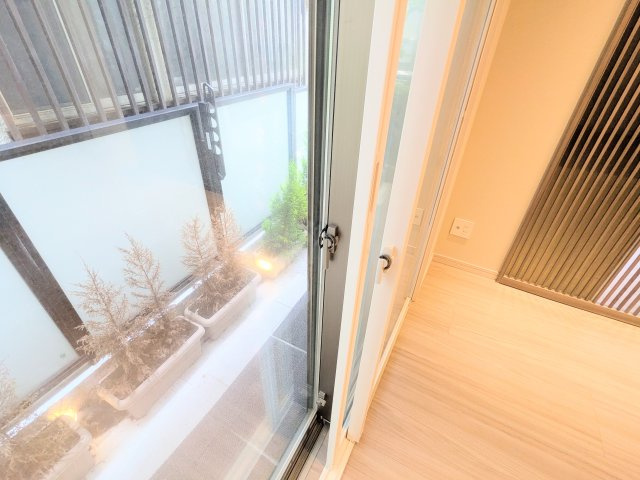 葛飾区新小岩２丁目の戸建の内装|～リビングの二重窓 写真～ 遮音性や断熱性が高まります！