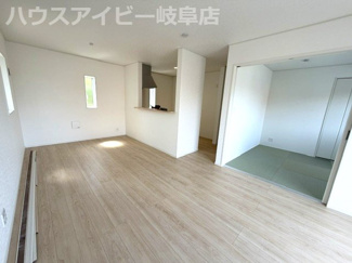 【居間・リビング】 | 岐南町薬師寺新築建売全3棟！お車並列4台可能！広々インナーバルコニーのあるお家！ | 岐南町薬師寺新築建売全3棟！お車並列4台可能！広々インナーバルコニーのあるお家！