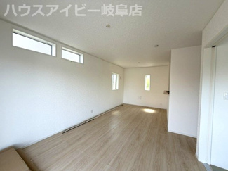 【居間・リビング】 | 岐南町薬師寺新築建売全3棟！お車並列4台可能！広々インナーバルコニーのあるお家！ | 岐南町薬師寺新築建売全3棟！お車並列4台可能！広々インナーバルコニーのあるお家！
