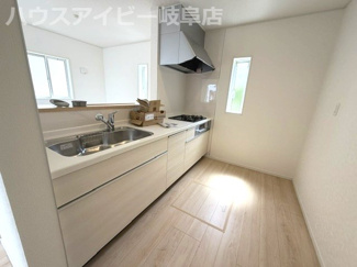 【キッチン】 | 岐南町薬師寺新築建売全3棟！お車並列4台可能！広々インナーバルコニーのあるお家！ | 岐南町薬師寺新築建売全3棟！お車並列4台可能！広々インナーバルコニーのあるお家！