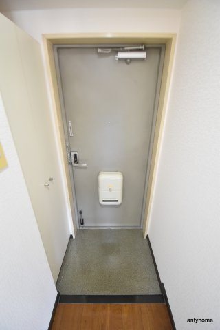ディナスタビル　仲介手数料無料の玄関
