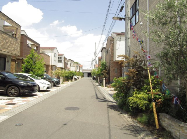 草加市両新田西町 中古戸建の前面道路含む現地写真