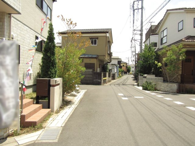 草加市両新田西町 中古戸建の前面道路含む現地写真