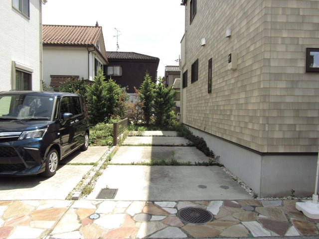 草加市両新田西町 中古戸建の駐車場