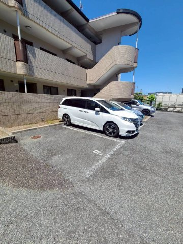 リベルテ西宮の駐車場