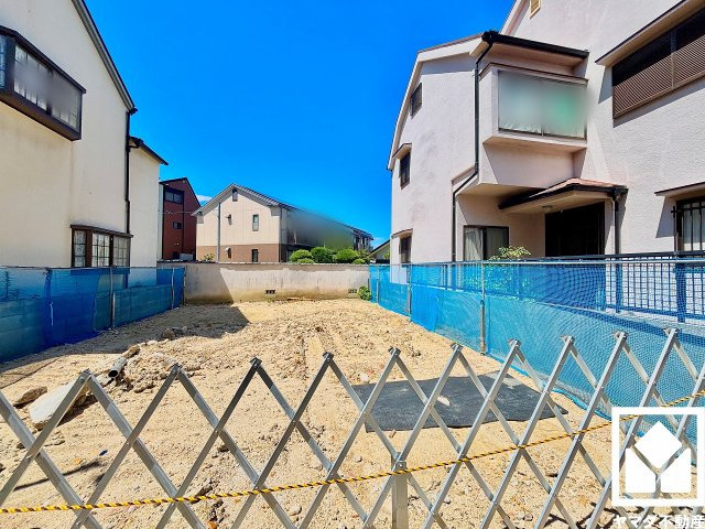 西宮市上ケ原七番町の外観|キッチンには備え付けのカップボードやパントリーがあり、食品のストックや食器等もすっきり片付けることができます。