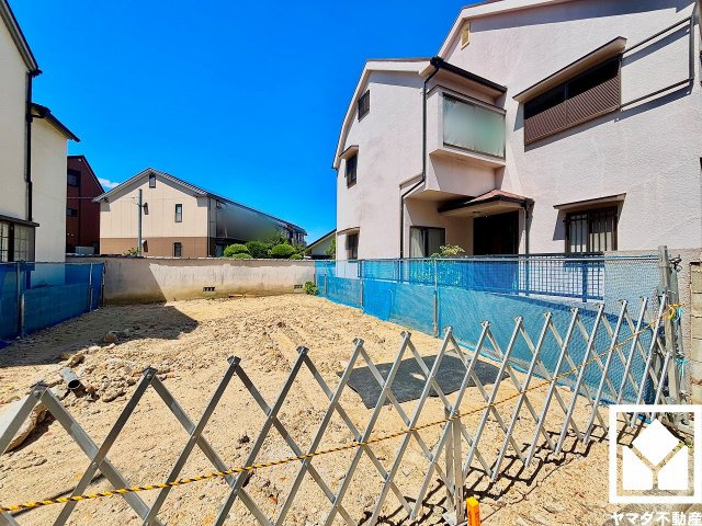 西宮市上ケ原七番町の外観|浴室1坪以上でゆったり足が伸ばせるので、毎日の疲れを癒やすバスタイムを実現。窓が設置されており、自然換気や採光も確保された明るい浴室になっています。