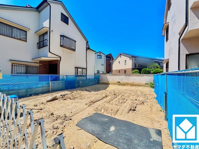 西宮市上ケ原七番町の外観|複合遊具やゆったりとした広場を備えた「上ヶ原四番公園」まで徒歩7分（約550m）。フェンスに囲まれた園内は見通しが良く、パーゴラ付きベンチからお子様を見守りやすい環境で、子育て世帯の方にもお勧めです。