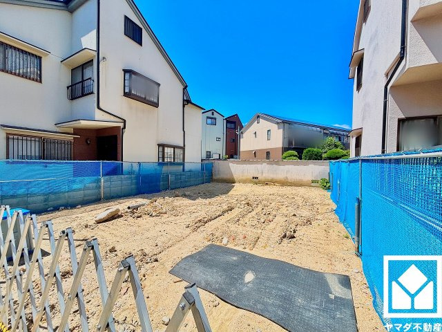 西宮市上ケ原七番町の外観|京都市から神戸市を結ぶ国道171号線まで一般道で約1.8kmと近く、大阪方面や西宮市街地へのアクセスもスムーズ。休日のお出かけや通勤も快適なカーライフが叶います。