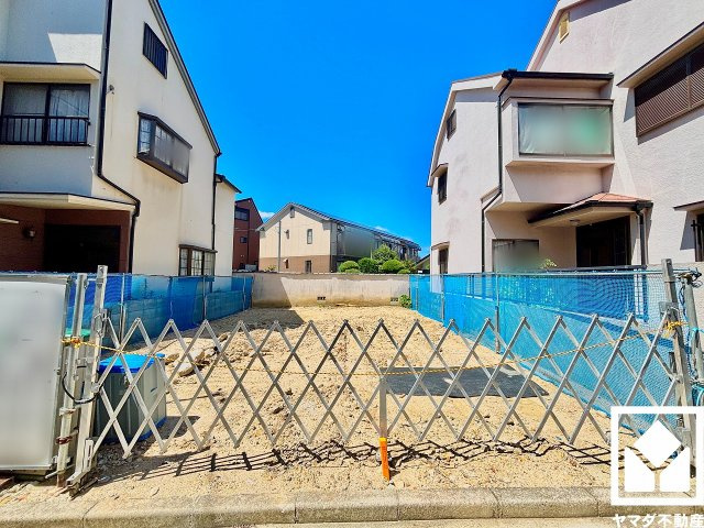 西宮市上ケ原七番町の外観|バスタオルやパジャマ等を収納できるリネン庫がございます。洗剤等のストックも収納できるので、洗面室をすっきり清潔に保つことができそうです。可動棚なので用途に合わせて高さを調整できます。