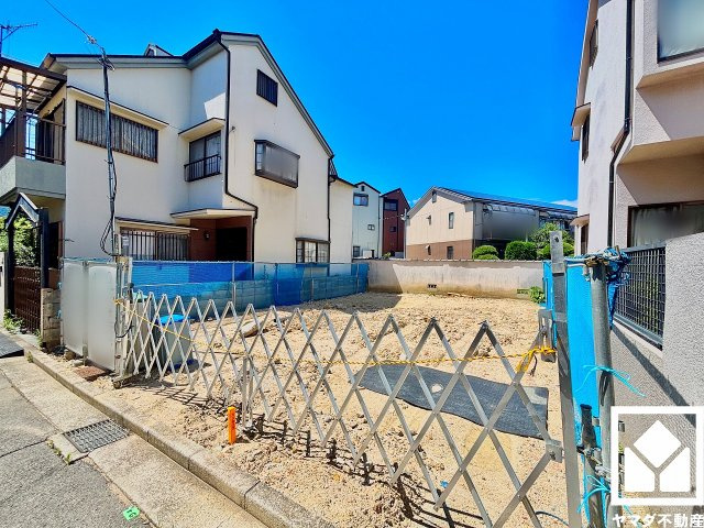 西宮市上ケ原七番町の外観|全居室に窓がございます。明るい陽光がたっぷり差し込む心地よい生活空間です。全居室断熱性の高い複層ガラスを採用しており、冷暖房効率を高め、心地よく落ち着いた暮らしをサポートします。