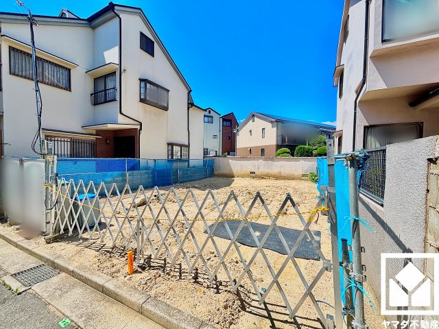 西宮市上ケ原七番町の外観|全居室に収納がございますので、お部屋の広さを最大限に活用できます。ウォークインクローゼットや納戸も備えており、お洋服はもちろん、スーツケースなどの大物、季節の荷物や趣味の道具もしっかり収納できます。