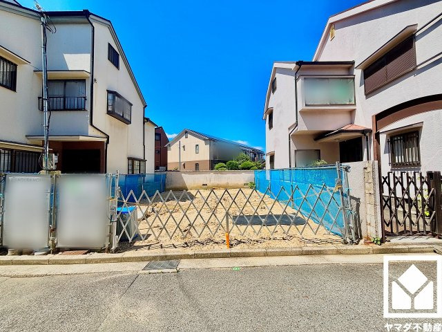 西宮市上ケ原七番町の周辺|1階廊下やリビングにも収納スペースがあり、住空間を広々お使いいただけます。日用品のストックなどもすっきり片付きます。
