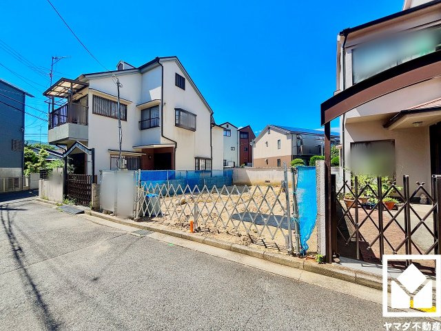 西宮市上ケ原七番町の前面道路含む現地写真|突然の来訪時にも防犯面で心強いモニター付きインターホンを設置。お留守番中のお子様も、室内からスムーズに相手の確認ができます。