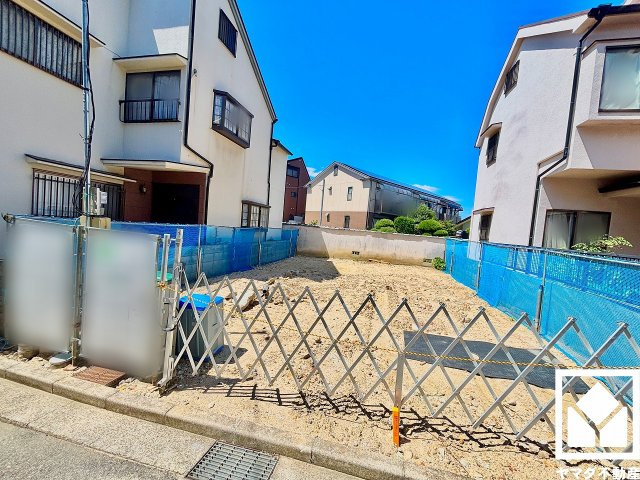 西宮市上ケ原七番町の外観|玄関にはシューズボックスやシューズインクロークを設置。靴やベビーカー、アウトドア用品まですっきり収まり、いつでも整った空間に。