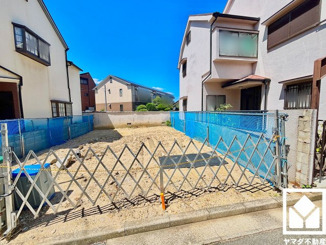 西宮市上ケ原七番町の外観|玄関ドアはスマートキーを採用。防犯性を高めながら、利便性にも配慮されています。