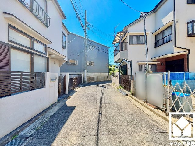 西宮市上ケ原七番町の前面道路含む現地写真|3段階中最も高いレベルの耐震等級3を取得。災害復興拠点に求められる水準の耐震性を備えた住宅で、住まいの安心を支えます。