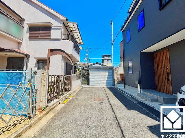 西宮市上ケ原七番町の前面道路含む現地写真|前道が通り抜けできない袋小路なので関係者以外の車通りが少なく、交通事故などのリスクを軽減できます。小さなお子様のいるご家庭でも安心感のある立地です。