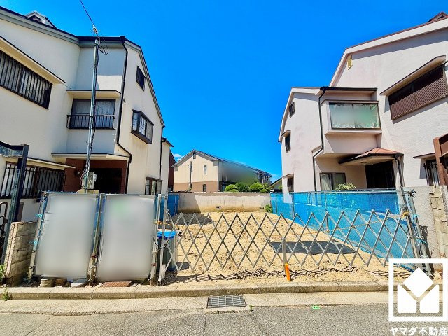 西宮市上ケ原七番町の外観|構造耐力上主要な部分や雨水の侵入を防止する部分の10年保証（有償メンテナンスにより最長35年まで延長可能）、地盤サポートシステム20年保証、24時間緊急対応サービス付き。長期サポート体制が整っています