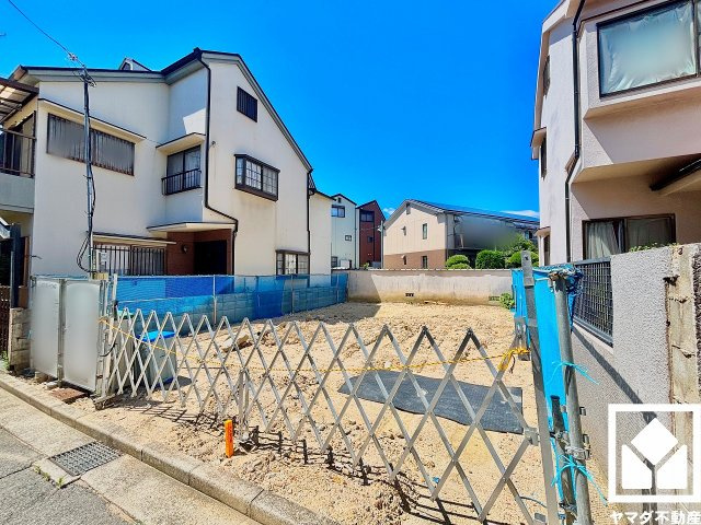 西宮市上ケ原七番町の外観|プライバシー・採光に配慮された広々17.53帖の2階リビングが魅力。家族全員がリラックスできる、ゆったりとした快適リビングで温かい団らんの時間を。