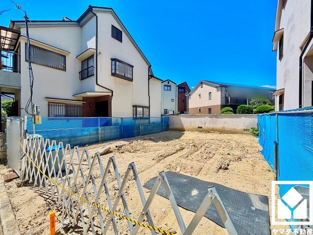 西宮市上ケ原七番町の外観|南向き・東向きの2面採光の窓から自然光を取り込む、開放感あふれるリビングです。隅々まで光が降り注ぎ、明るく心地の良い空間。