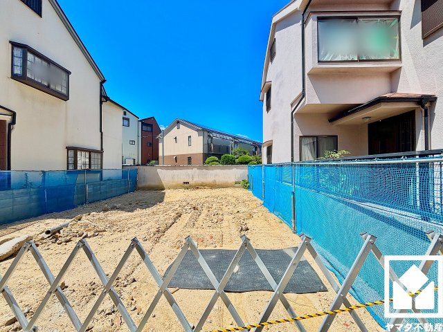 西宮市上ケ原七番町の外観|対面式キッチンなので、お料理中もリビングにいるお子様の様子が見守りやすい設計です。キッチン横には窓がございますので、昼間は手元が明るく、お料理がはかどります。