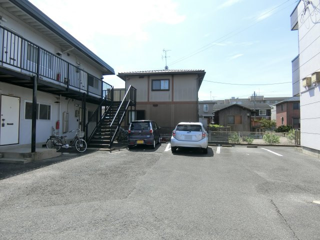 プレジール三柳の駐車場