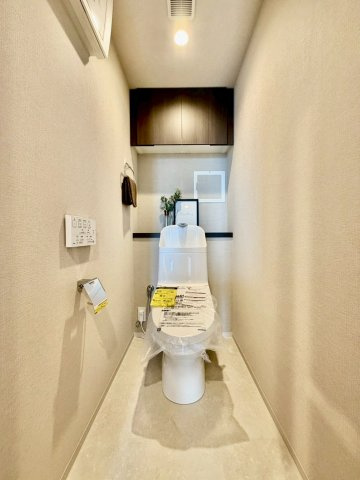ファミール守口駅前エアーズタワーのトイレ|トイレ交換。両開き棚があり、すっきり収納！