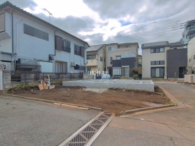入間郡三芳町大字藤久保の新築一戸建の前面道路含む現地写真