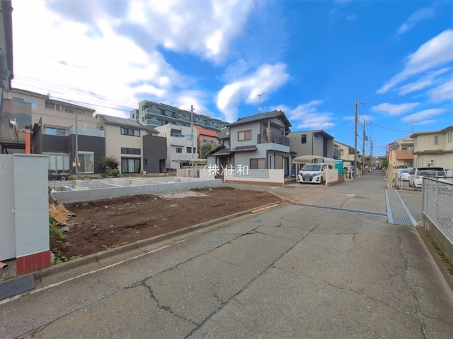 入間郡三芳町大字藤久保の新築一戸建の前面道路含む現地写真