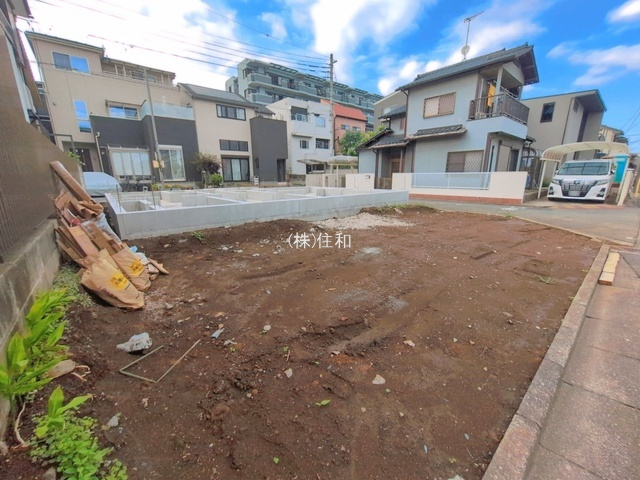 入間郡三芳町大字藤久保の新築一戸建の前面道路含む現地写真