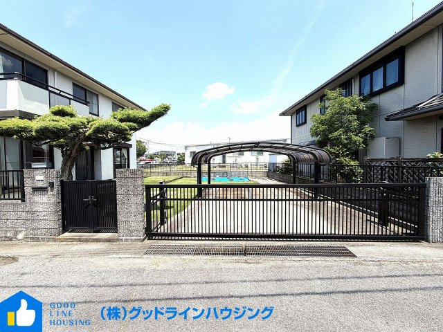 社戸建の駐車場|4台可能・屋根付き
