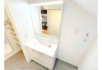 【独立洗面台】 | 富士見市渡戸3丁目　中古一戸建住宅　(ふじみ野店) | 3面鏡の洗髪洗面化粧台。身支度に便利な造りです。