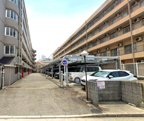 ユニライフ阪神杭瀬の駐車場