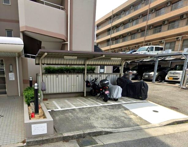 ユニライフ阪神杭瀬の駐車場