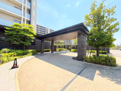 【その他共用部分】 | パークホームズLALA名古屋みなとアクルス | ◆ホテルのように車寄せが設計されているマンションは大変便利。雨の日は駐車場からエントランスまで移動するのが憂鬱ですが、この車寄せがあるだけで雨に濡れずベビーカーや、荷物の荷下ろしが楽にできます。

