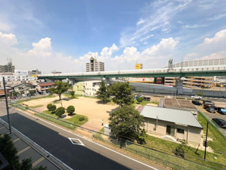 【展望】 | ◆バルコニーからの眺望はとても気持ちの良い、開放的な空間となっております。視線を遮るものがなく突き抜けた視線が魅力的です。正面奥に見えているのがドン・キホーテとなり至近に位置しており生活に大変便利。