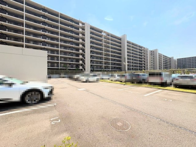 【駐車場】 | パークホームズLALA名古屋みなとアクルス | ◆駐車場は平面駐車となり、機械式のように待ち時間でストレスがかからない形となるため、乗降りしやすく大変便利です。現状借りている駐車場はマンション出入り口から近い場所のためさらに便利。