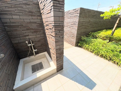【その他共用部分】 | パークホームズLALA名古屋みなとアクルス | ◆ペットを洗うことができる洗い場もアプローチの隅に完備。大切なペットと豊かに暮らせるマンションとなっております。