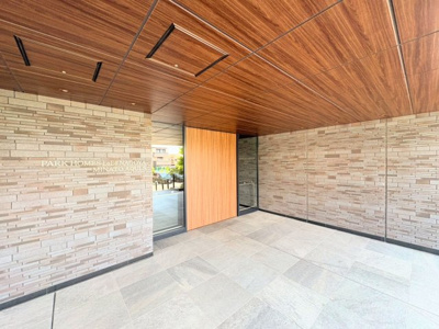 【外観】 | パークホームズLALA名古屋みなとアクルス | ◆落ち着く木目の軒天が印象的なマンション入口。タイルをあしらった外壁がとても綺麗です。
また、オートロックが特徴的で、二段階のオートロック解除が必要となります。お子様、女性は安心の設備となっております