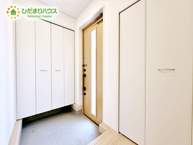 【玄関】 | 東海村村松第6　新築戸建　2号棟 | 天井まであるシューズボックスは、家族全員の靴が入るため、散らかりがちな玄関もスッキリ片付きますね。