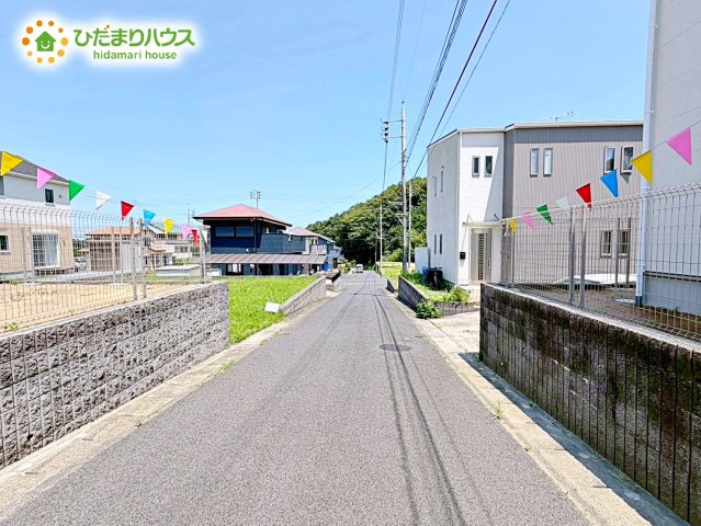 【前面道路含む現地写真】 | 東海村村松第6　新築戸建　2号棟 | 閑静な住宅地なので、静かな環境で暮らしやすいですね。